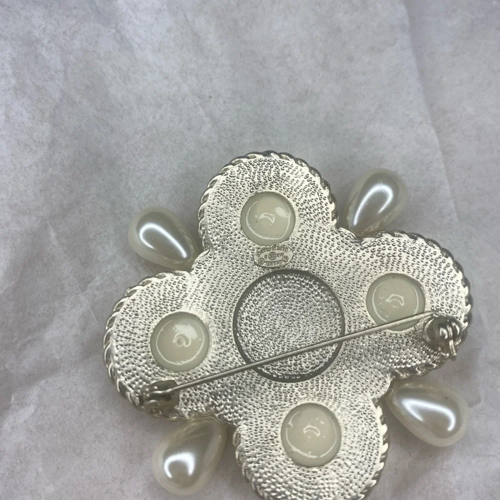 Vintage CHANEL 2018 Autumn Faux Pearl & Resin CC Logo Brooch Pin - Picture 11 of 13